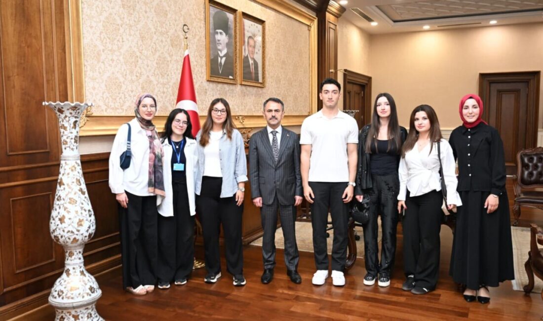 Ulusal Staj Programı kapsamında Kocaeli Valiliği’nde staj yapan öğrenciler, Vali