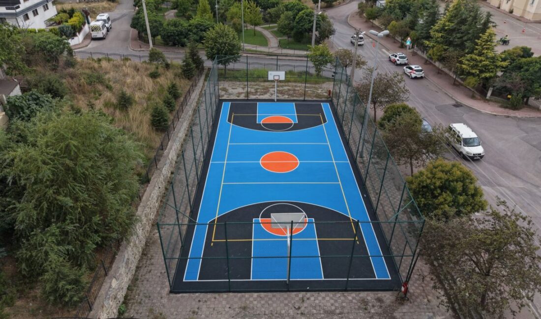Çayırova Belediyesi Park ve Bahçeler Müdürlüğü ekipleri, ilçedeki parklarda bulunan