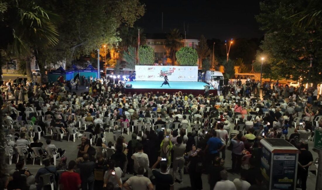 Gölcük Anıtpark’ta düzenlenen “Uluslararası Kafkas Folklor” etkinliğinde sahnelenen birbirinden muhteşem