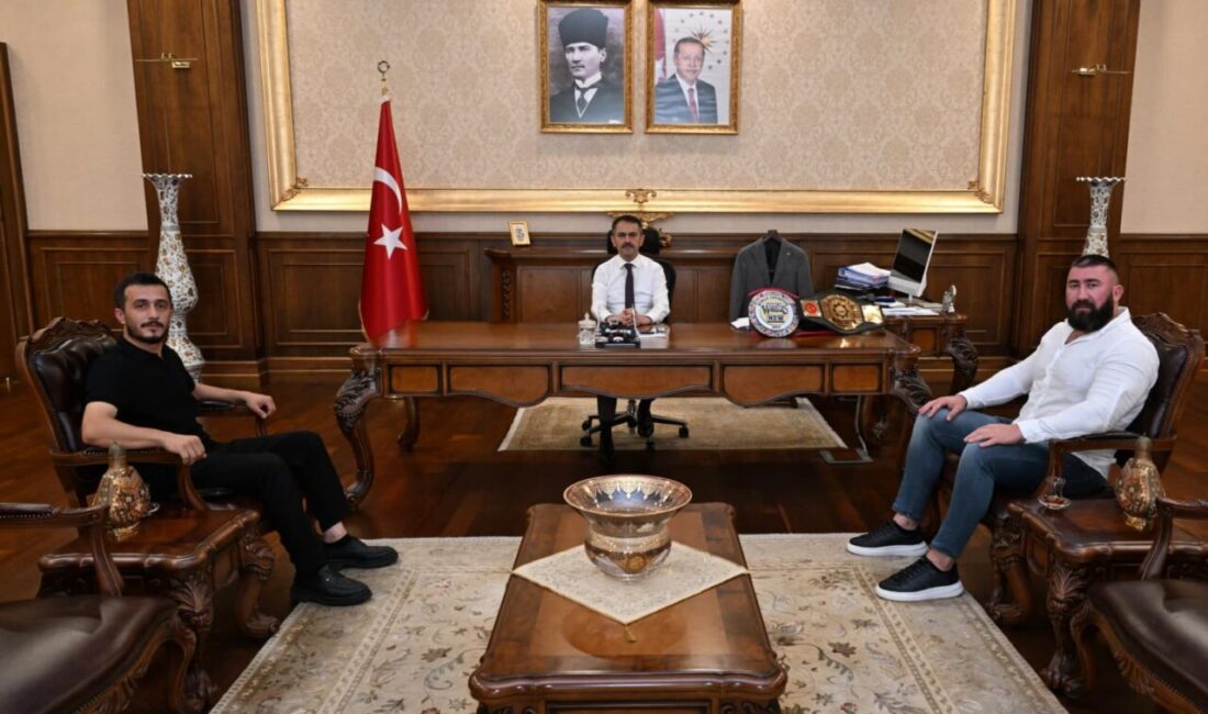 Milli kick boks sporcusu Muhammed Dursun, beraberindeki Yılmaz Memişoğlu ile