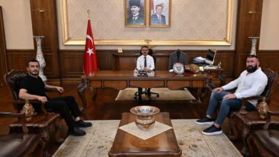 Milli kick boks sporcusu Muhammed Dursun, beraberindeki Yılmaz Memişoğlu ile