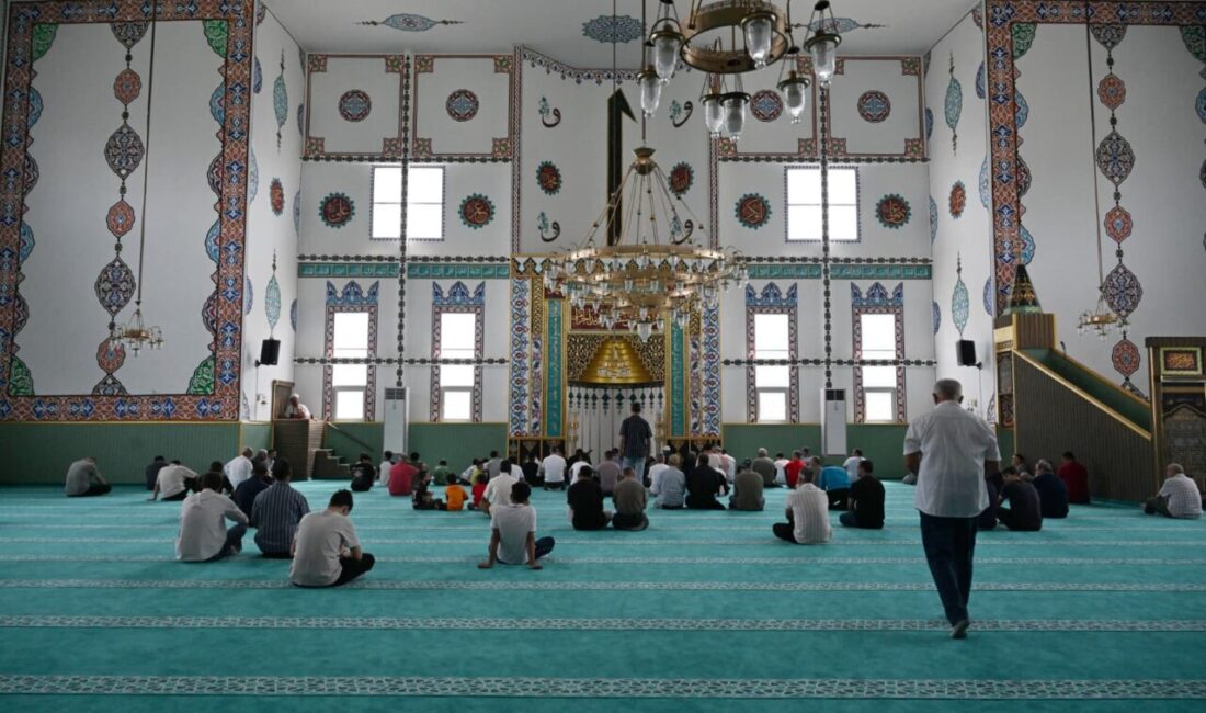 Kocaeli Valisi İlhami Aktaş, İzmit Tepeköy Mahallesi’ni ziyaret ederek yenilenen