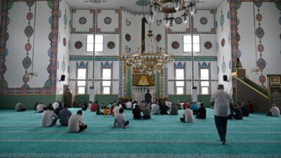 Kocaeli Valisi İlhami Aktaş, İzmit Tepeköy Mahallesi’ni ziyaret ederek yenilenen