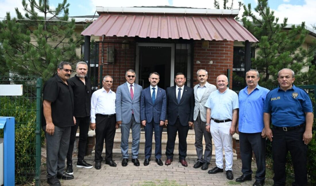 Kocaeli Valisi İlhami Aktaş, Çayırova Muhtarlar Derneği'ni ziyaret ederek mahalle