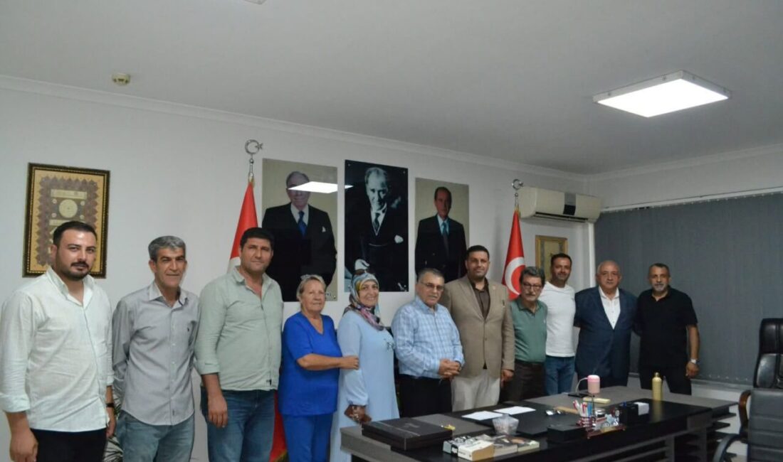 Darıca Muhtarlar Derneği Başkanı Sıddık Topal ve yönetim kurulu üyeleri,