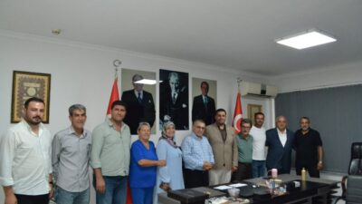 Darıca Muhtarlar Derneği Başkanı Sıddık Topal ve yönetim kurulu üyeleri,