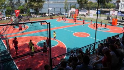 Gölcük Belediyesi’nin Değirmendere sahilinde geleneksel olarak düzenlediği “Sokak Basketbolu Turnuvası”,
