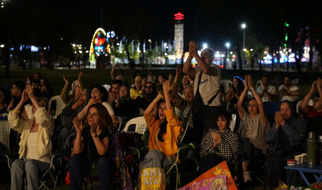 Kocaeli’de yaz akşamları, Büyükşehir Belediyesi’nin gerçekleştirdiği etkinliklerle neşe içinde geçiyor.