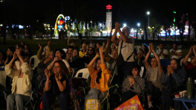 Kocaeli’de yaz akşamları, Büyükşehir Belediyesi’nin gerçekleştirdiği etkinliklerle neşe içinde geçiyor.