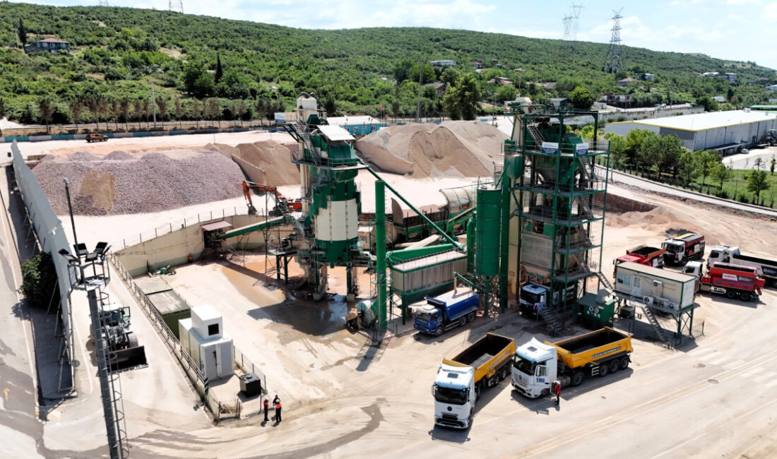 Kocaeli Büyükşehir Belediyesi kendi ürettiği asfaltla hem yol yatırımlarını sürdürüyor