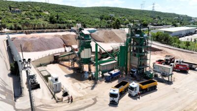 Kocaeli Büyükşehir Belediyesi kendi ürettiği asfaltla hem yol yatırımlarını sürdürüyor