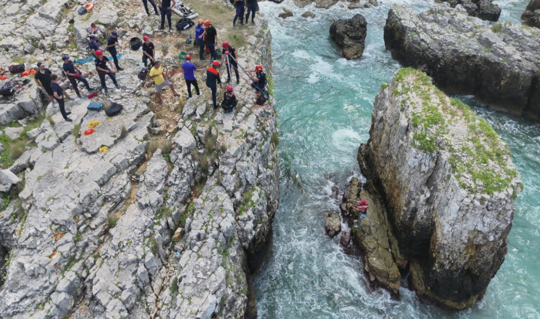 Kandıra Bağırganlı Kayalıklar mevkiinde yasağa rağmen denize giren bir vatandaş,