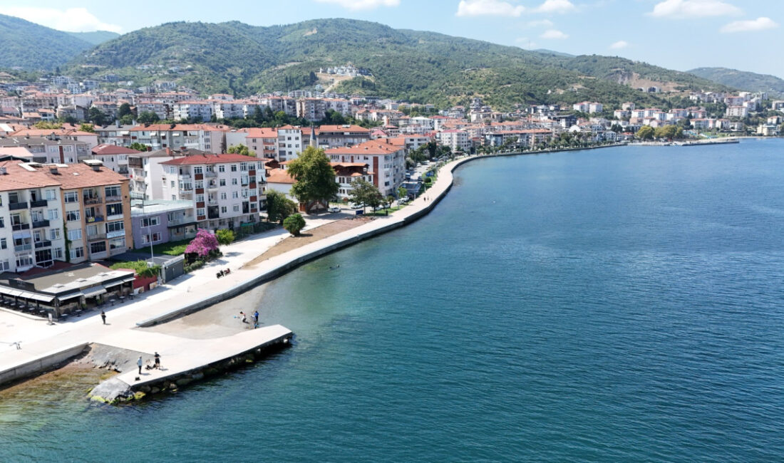 Kocaeli Büyükşehir Belediyesi, Gölcük Değirmendere sahilinde hayata geçirdiği dalga kırıcı