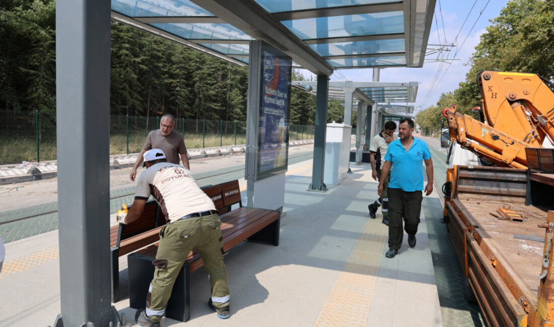Kocaeli Büyükşehir Belediyesi, tramvay duraklarında vatandaşların daha rahat ve konforlu