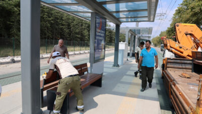Kocaeli Büyükşehir Belediyesi, tramvay duraklarında vatandaşların daha rahat ve konforlu