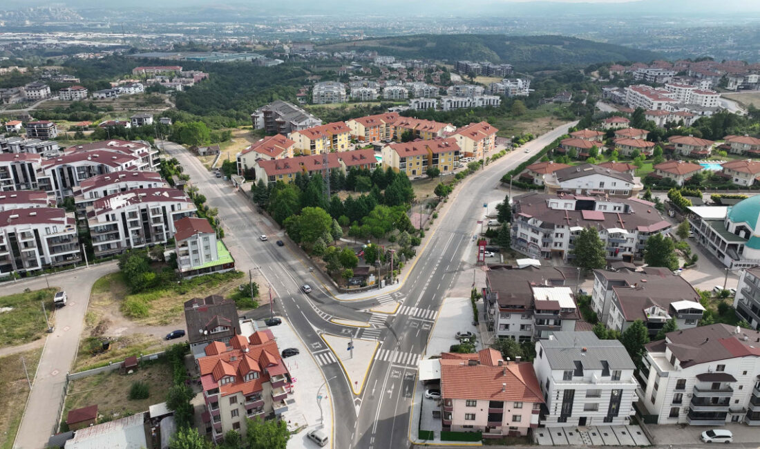 Kocaeli Büyükşehir Belediyesi, kent genelinde gerçekleştirdiği ulaşım yatırımlarıyla yolları daha