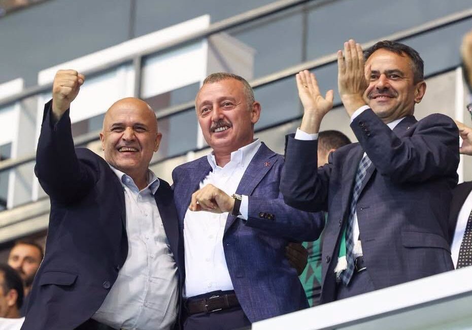 Kocaeli Büyükşehir Belediye Başkanı Tahir Büyükakın, Amedspor’u sahasında 2-0 yenerek
