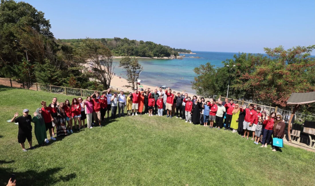 Kocaeli Büyükşehir Belediye Başkanı Tahir Büyükakın, başarılı öğrenciler ve sporcularla