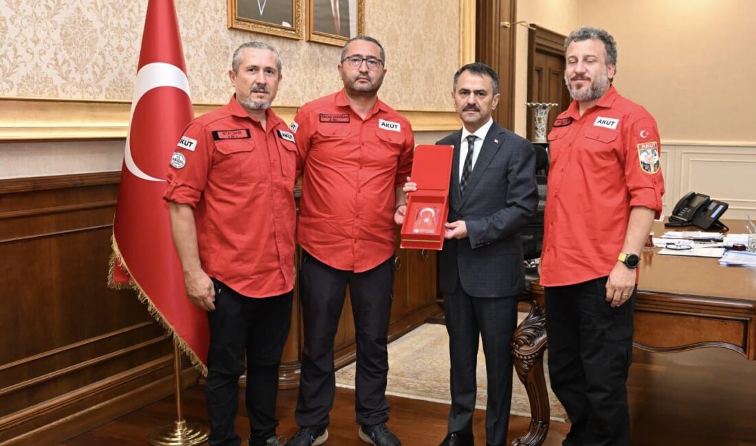 AKUT gönüllüleri, Kocaeli Valisi İlhami Aktaş’ı ziyaret ederek arama kurtarma
