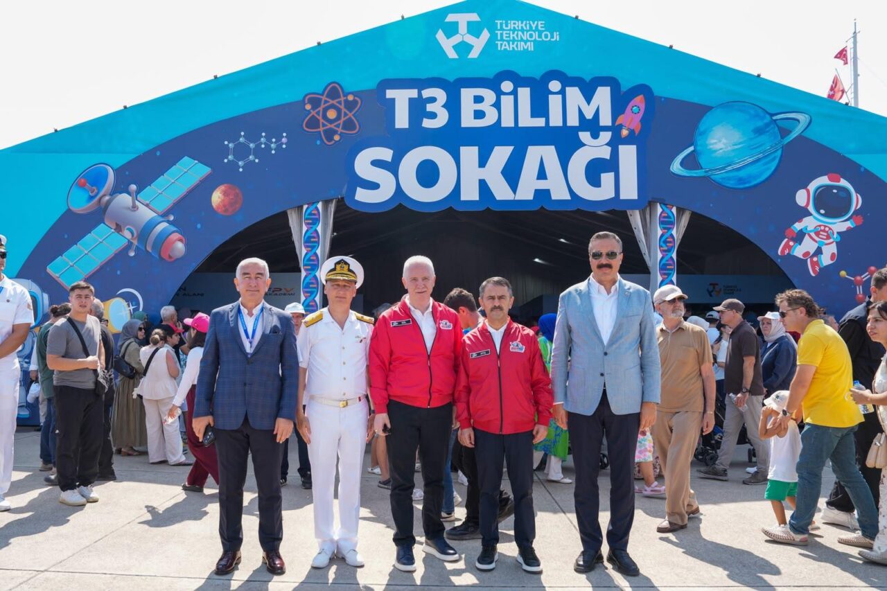 Kocaeli Valisi İlhami Aktaş ile İstanbul Valisi Davut Gül, Gölcük