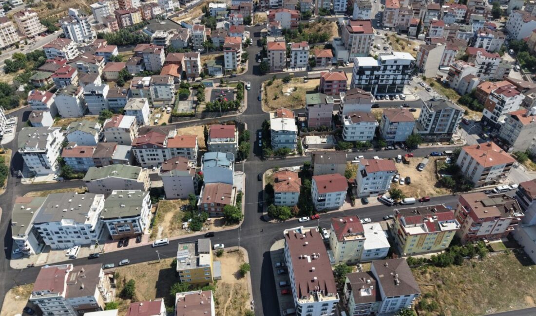 Çayırova Belediyesi Fen İşleri Müdürlüğü’ne bağlı ekipler, ilçe genelinde üstyapı