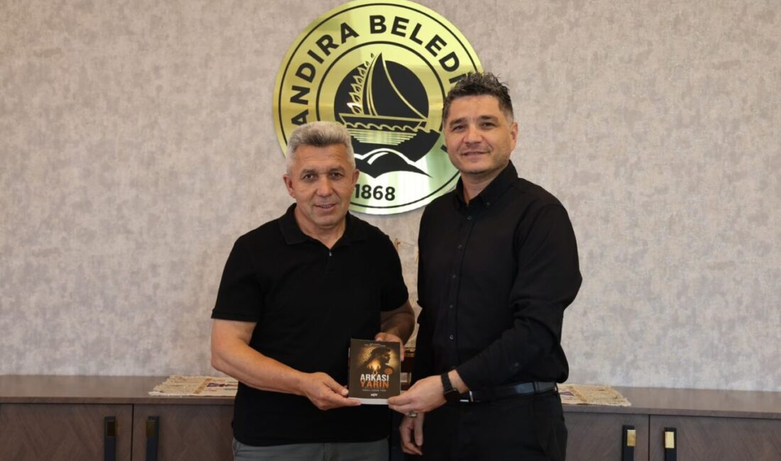 Kandıra Belediyesi Yazı İşleri Müdürlüğü personeli, yazar İsmail Erdem Türk’ün