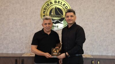 Kandıra Belediyesi Yazı İşleri Müdürlüğü personeli, yazar İsmail Erdem Türk’ün