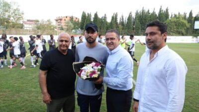 Derince Belediye Başkanı Sertif Gökçe, hazırlık maçı için ilçeye gelen