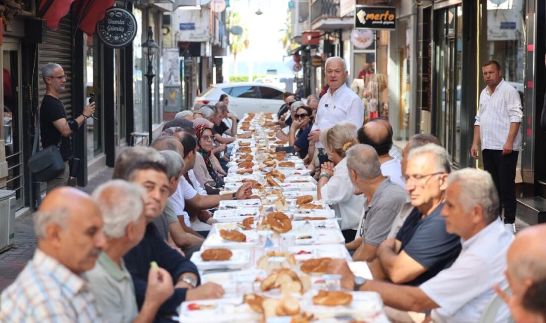 Karamürsel Belediye Başkanı Ahmet Çalık, Hakan Kurt Sokağı esnafıyla kahvaltıda