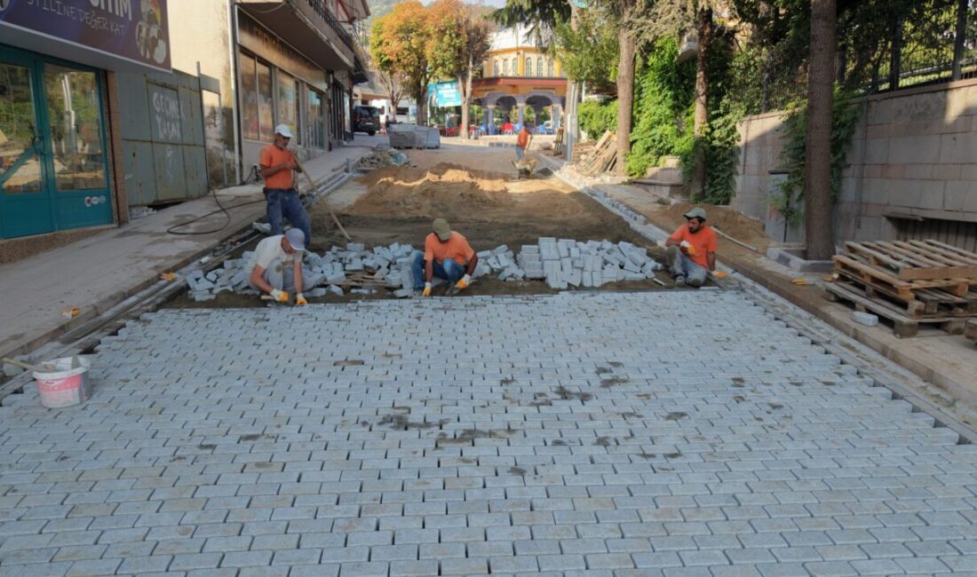 Başiskele’nin farklı mahallelerinde sürdürülen üstyapı çalışmalarıyla yollar daha konforlu ve
