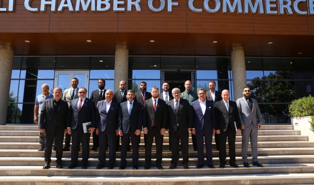 Suriye Hama Valisi Abdurrahman Es-Seheyen, beraberindeki Hama Vali Yardımcısı Mohammed