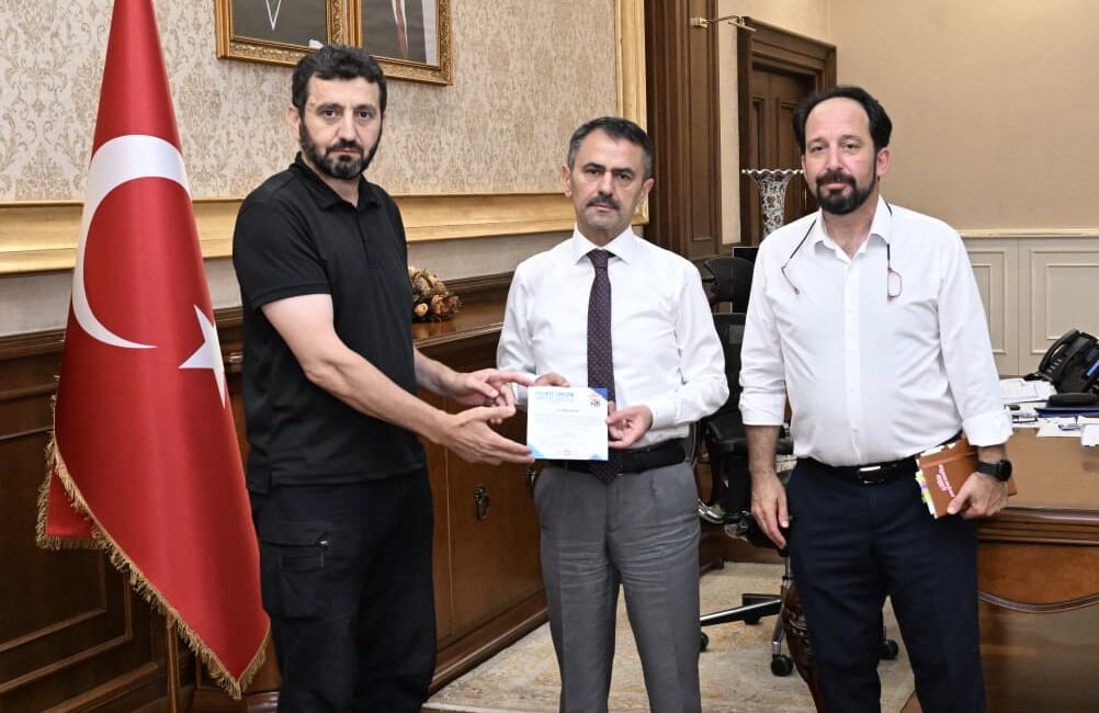 İHH Kocaeli Şube Başkanı İsmail Yeşildal ve İHH Yetim Koordinatörü