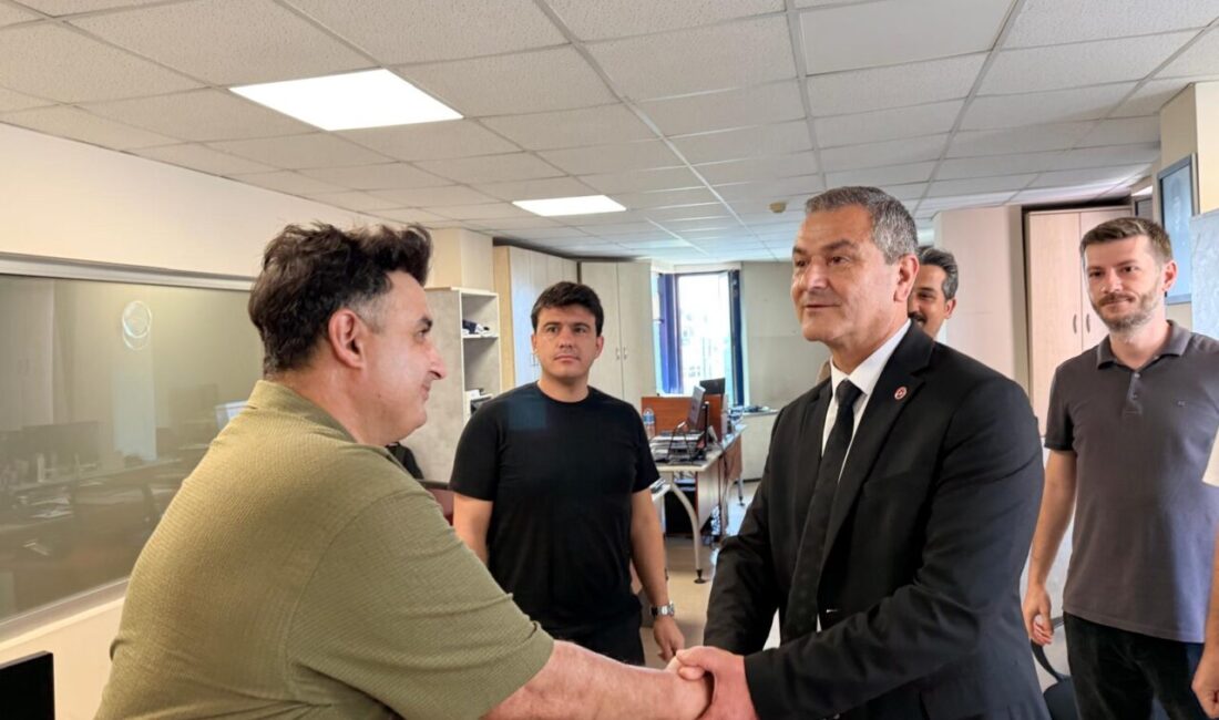 İzmit Belediyesi Başkanvekili Lütfü Obuz, mesaiye belediye çalışanlarıyla başladı. Personelle