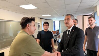İzmit Belediyesi Başkanvekili Lütfü Obuz, mesaiye belediye çalışanlarıyla başladı. Personelle