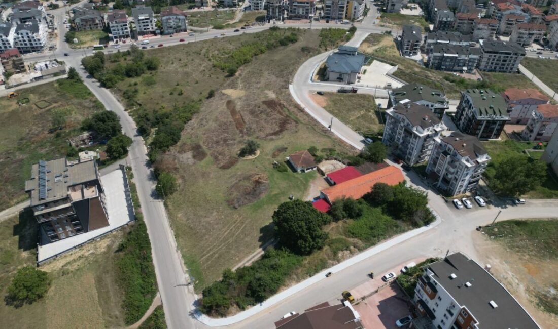 İzmit Belediyesi Fen İşleri Müdürlüğü ekipleri, Gündoğdu Mahallesi Akgüneş Sokak’ta