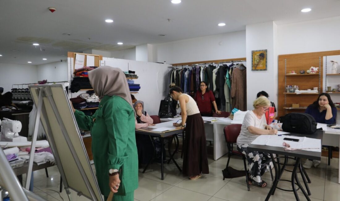 İzmit Belediyesi tarafından düzenlenen yaz dönemi dikiş kursu, kadınlara hem