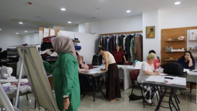 İzmit Belediyesi tarafından düzenlenen yaz dönemi dikiş kursu, kadınlara hem
