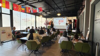 Başiskele Belediyesi’nin gençlere yönelik hizmetlerinden Kitaphane Learn and Speak Cafe’de