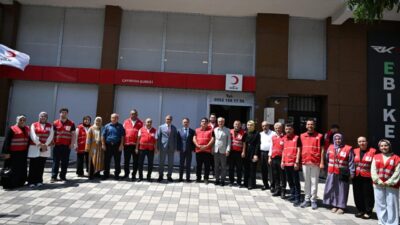 Kocaeli Valisi İlhami Aktaş, Türk Kızılay Çayırova Şubesi'ni ziyaret ederek