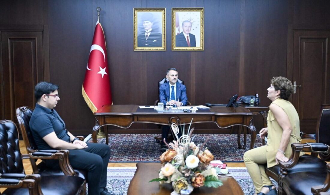 Vali İlhami Aktaş, kendisiyle görüşmek isteyen vatandaşlarla Gebze Valilik Makamı’nda