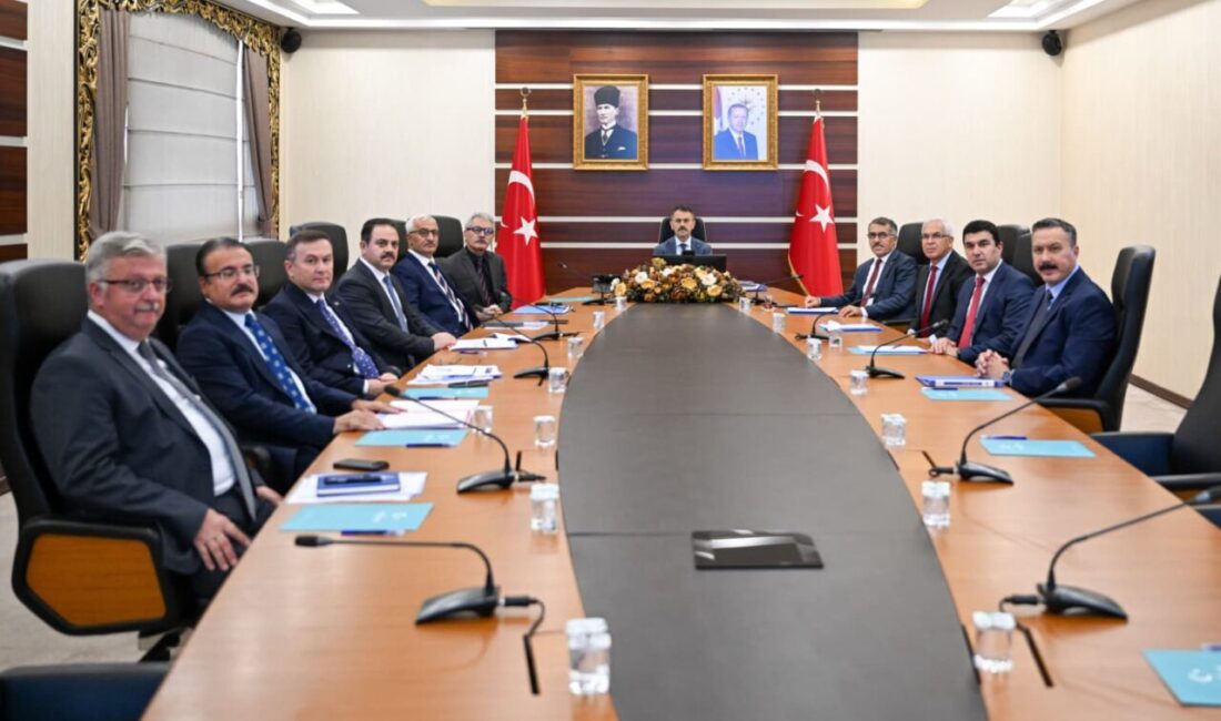Kocaeli Valisi İlhami Aktaş başkanlığında gerçekleştirilen toplantıda ilçelerin genel işleyişi,