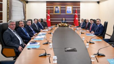 Kocaeli Valisi İlhami Aktaş başkanlığında gerçekleştirilen toplantıda ilçelerin genel işleyişi,