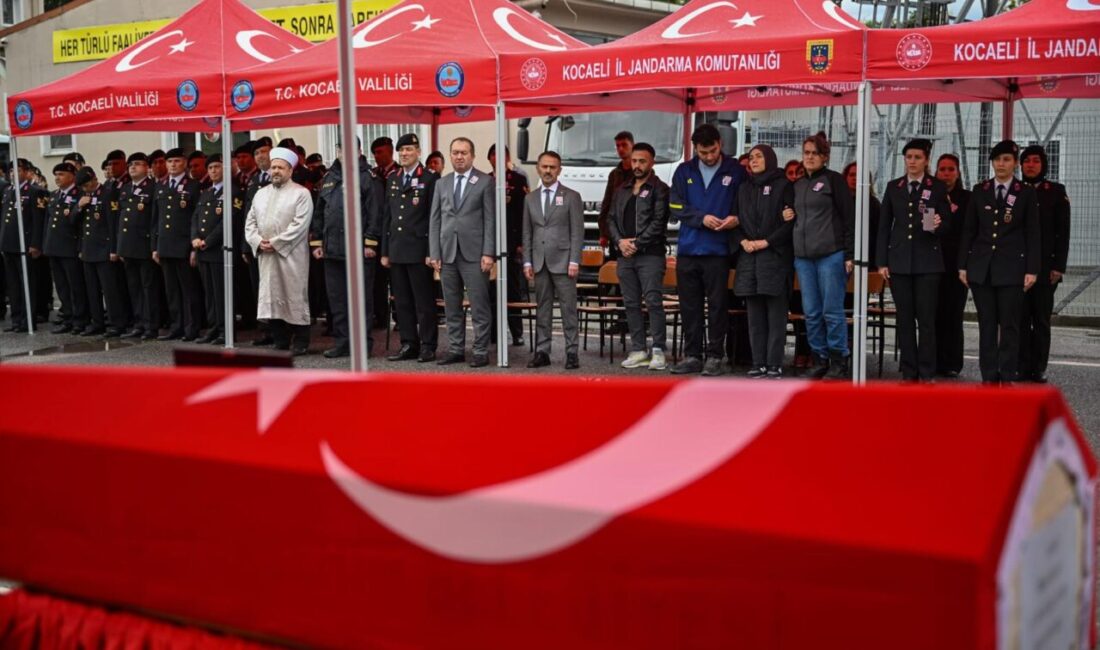 Vali İlhami Aktaş, hayatını kaybeden Jandarma Astsubay Kıdemli Başçavuş İbrahim