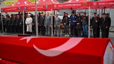 Vali İlhami Aktaş, hayatını kaybeden Jandarma Astsubay Kıdemli Başçavuş İbrahim