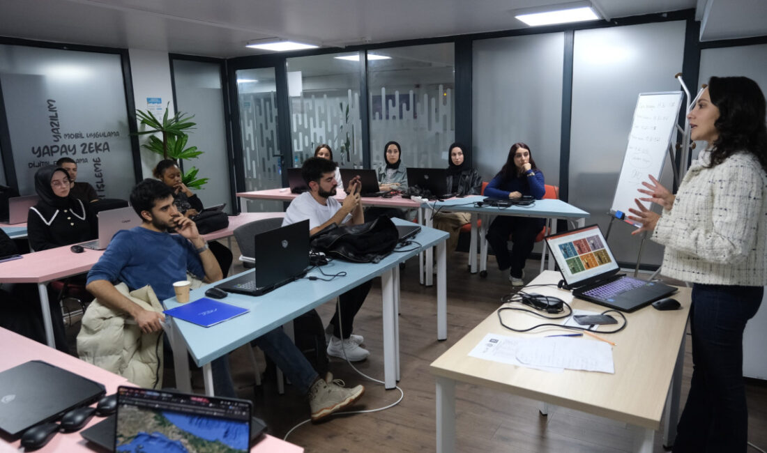 Kocaeli Büyükşehir Belediyesi, gençleri dijital dünyanın hızla değişen dinamiklerine hazırlamak