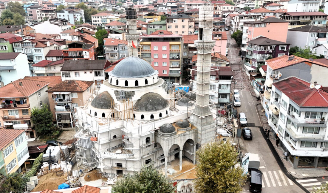 Kocaeli Büyükşehir Belediyesi’nin yeniden inşa ettiği Kuruçeşme Merkez Camii’nde çalışmalar