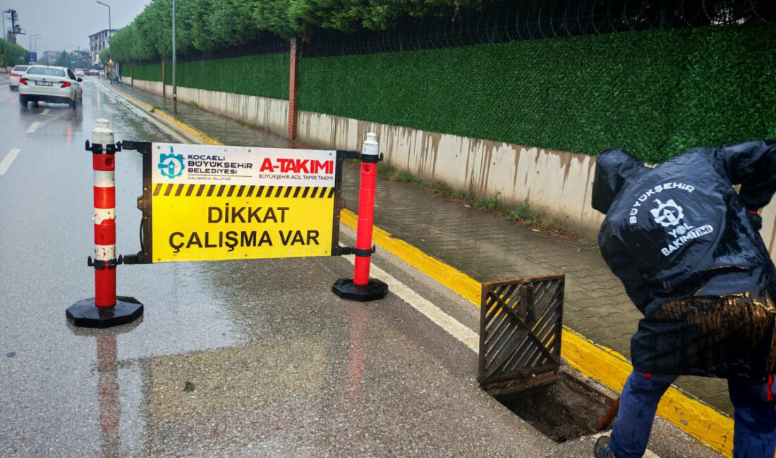 Kocaeli’de etkili olan sağanak yağışa karşı Büyükşehir Belediyesi ekipleri teyakkuza