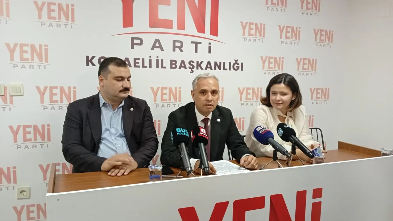 Yeni Parti İzmit Kurucu İlçe Başkanı Merih Kuruçelik, düzenlediği basın