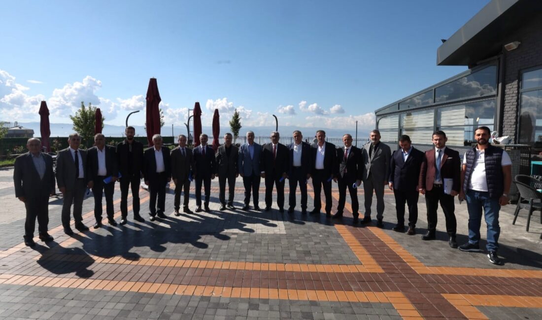 Dilovası Belediyesi tarafından düzenlenen aylık muhtarlar toplantısında, ilçenin genel sorunları