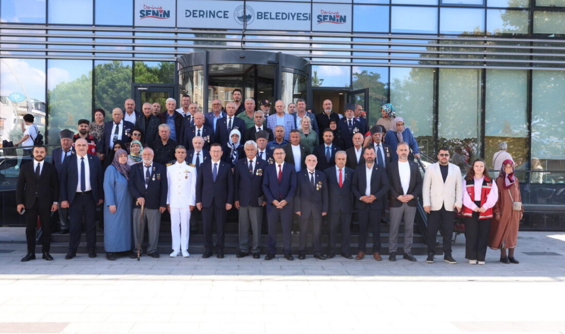 Gaziler Günü kapsamında Derince’de ilk olarak Atatürk Anıtı’na çelenk sunuldu,